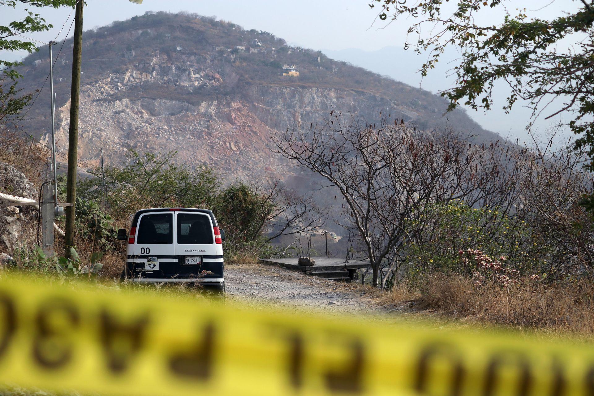 Hallan 11 cuerpos en una fosa en Puruándiro, Michoacán