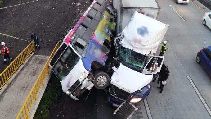 Choque entre tráiler y camión de pasajeros deja 4 muertos en la México-Querétaro