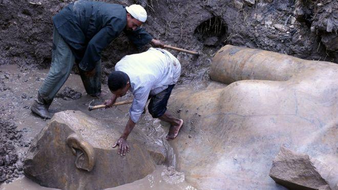 El impresionante descubrimiento de una enorme estatua en Egipto que representaría al faraón Ramsés II