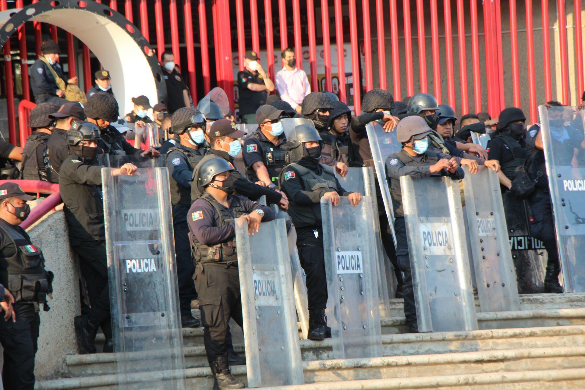 Policía poblana toma instalaciones de la UDLAP por conflicto legal; rector denuncia despojo