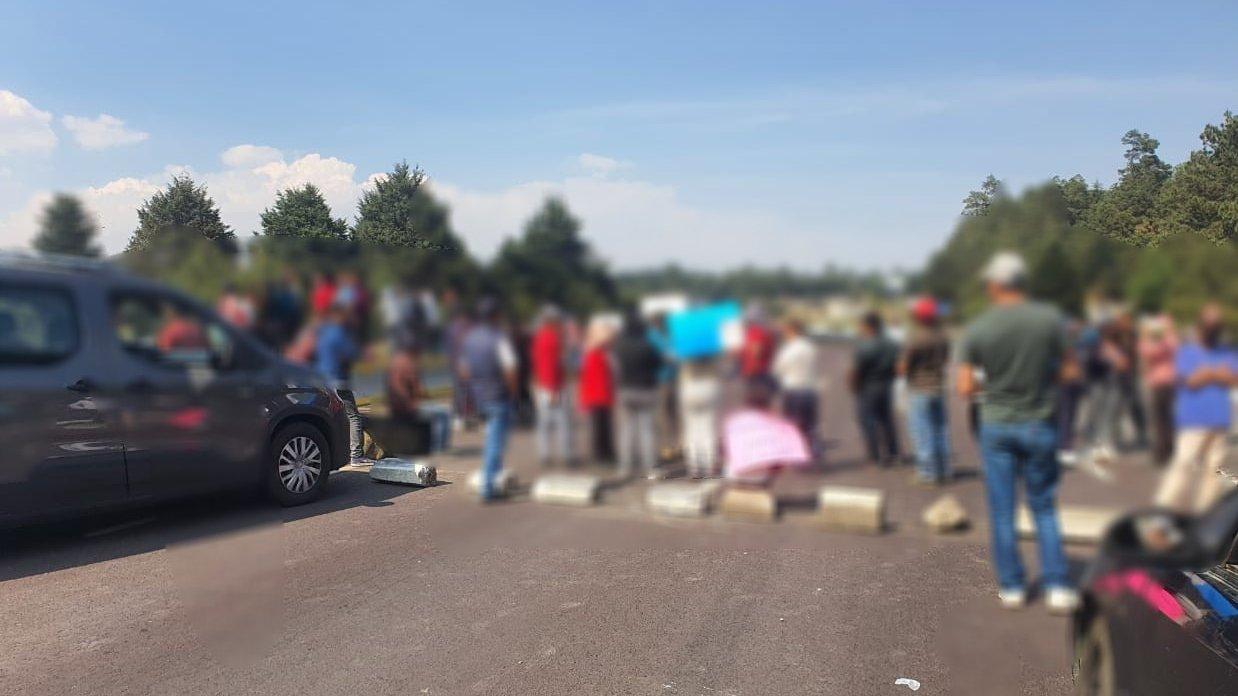 Manifestantes bloquean la carretera México-Puebla; denuncian rapto de un menor de 9 años