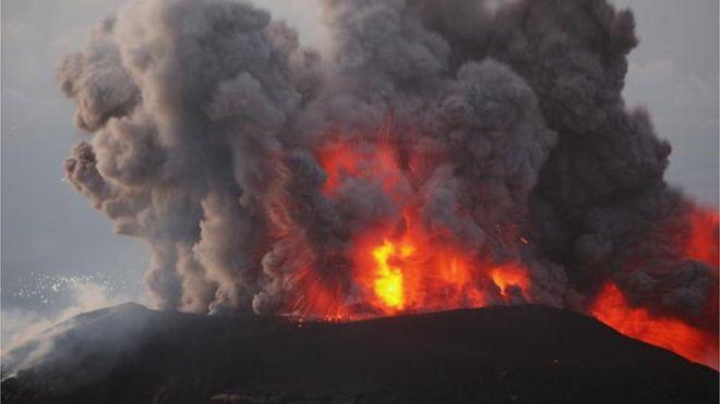 Cómo es vivir junto al volcán de Guatemala que hace erupción casi cada hora desde hace más de 90 años