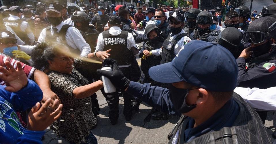 Usan la fuerza pública en Toluca para replegar ambulantes y aplicar ‘medidas sanitarias’