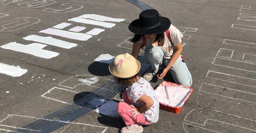 Gobierno de CDMX ‘limpia’ el Zócalo y borra los nombres de víctimas de feminicidio pintados en la plancha