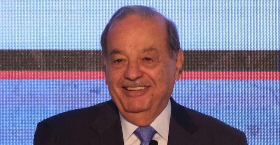Carlos Slim contrajo COVID desde hace una semana y tiene síntomas leves, afirma su hijo