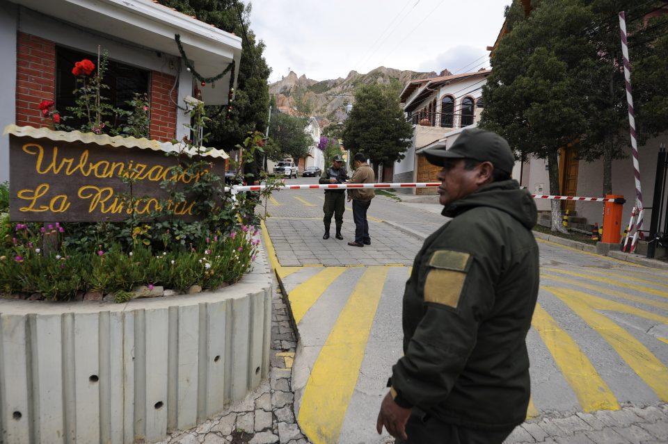 España niega intervenir para que asilados bolivianos salgan de sede mexicana