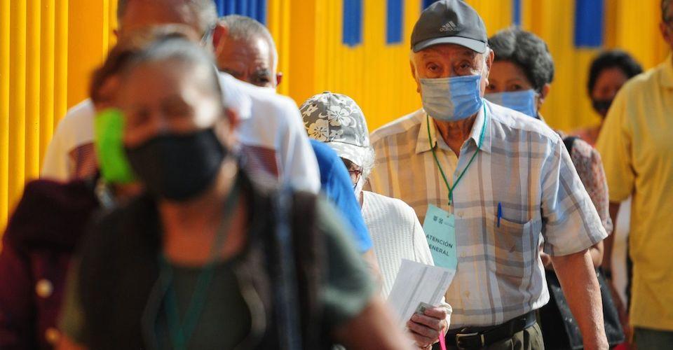 México suma 371 muertes más por COVID; se ha vacunado a más de 12 millones de personas