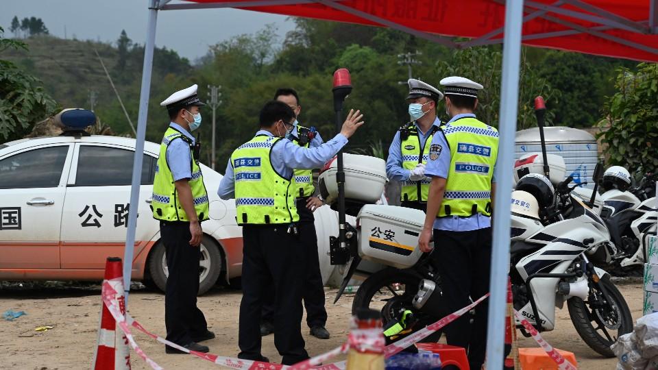 Sin rastro de sobrevivientes en accidente de avión en China: autoridades