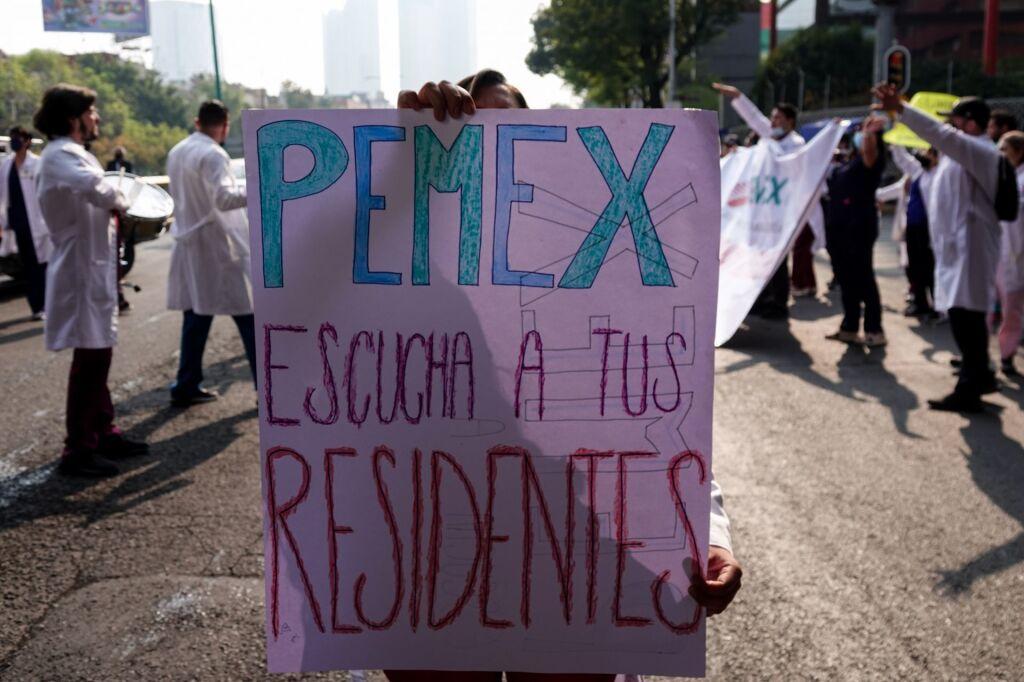 Cesan a 34 médicos residentes de Pemex que participaron en paro para exigir aguinaldo