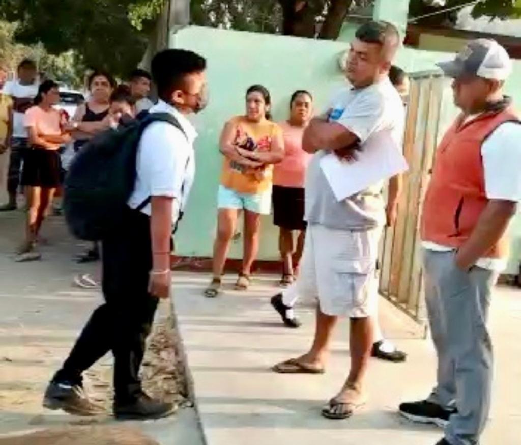 Discriminan a alumna de Oaxaca por utilizar "uniforme masculino"; le niegan la entrada a la escuela
