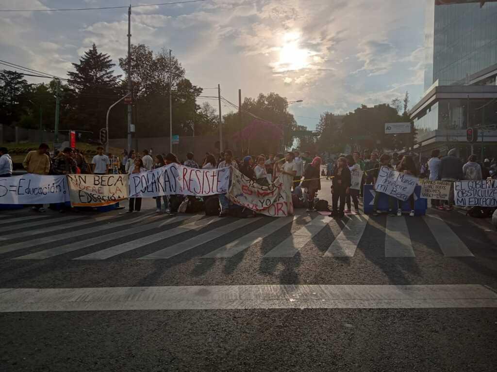 Estudiantes protestan contra desaparición de la beca Elisa Acuña; la UNAM absorberá los pagos