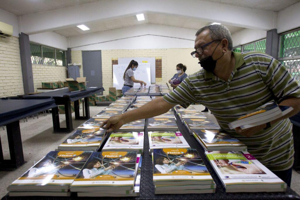 SEP viola ley con nuevos libros de texto: ordena imprimir sin haber consultado a padres y maestros