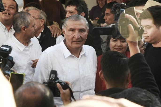 Cuentas en Twitter, páginas en FB con gasto de 200 mil en publicidad y hasta sitio de caricaturas promueven a Adán para 2024