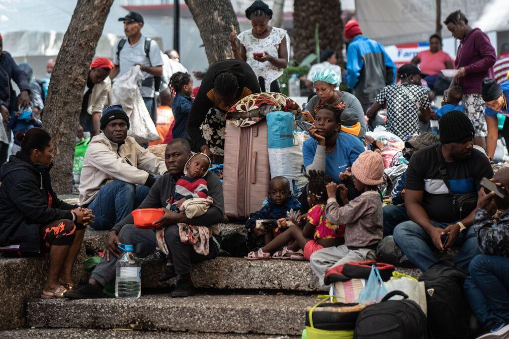 Tras desalojo, migrantes regresan a la plaza Giordano Bruno en la alcaldía Cuauhtémoc