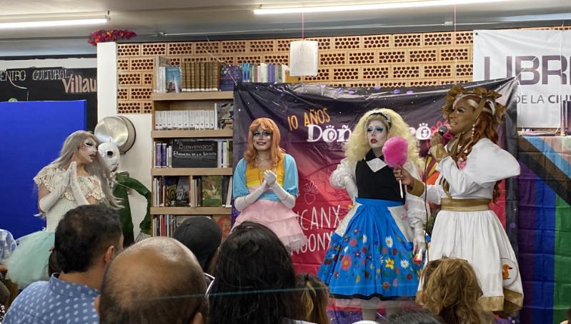 Entre cuentos, música y colores: los niños aprenden de inclusión y se divierten en shows drags