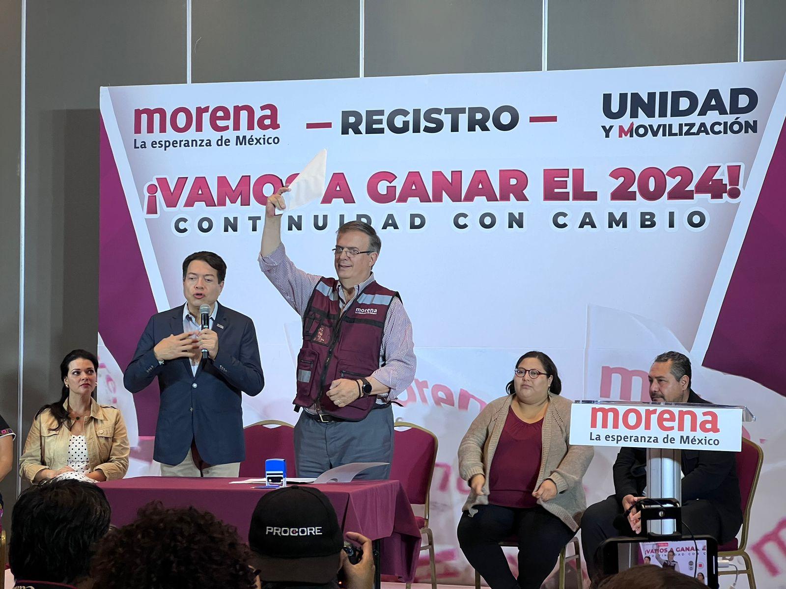 Ebrard se registra como primer precandidato presidencial de Morena; promete campaña austera 