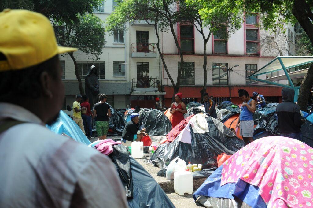 INM desaloja a migrantes de Plaza Giordano para llevarlos a albergues fuera de CDMX
