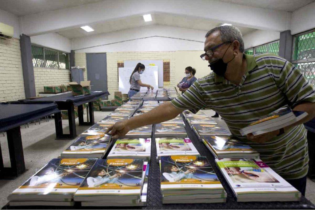 Asociación de padres y académicos lanzan campañas contra nuevos libros de texto; denuncian que SEP ignora suspensión judicial