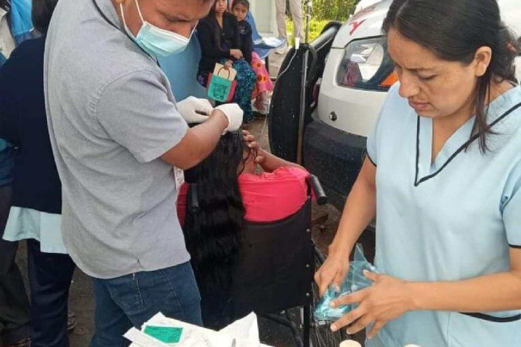 Centro de salud de Metlatónoc, Guerrero, atiende pacientes en estacionamiento por daños en edificio