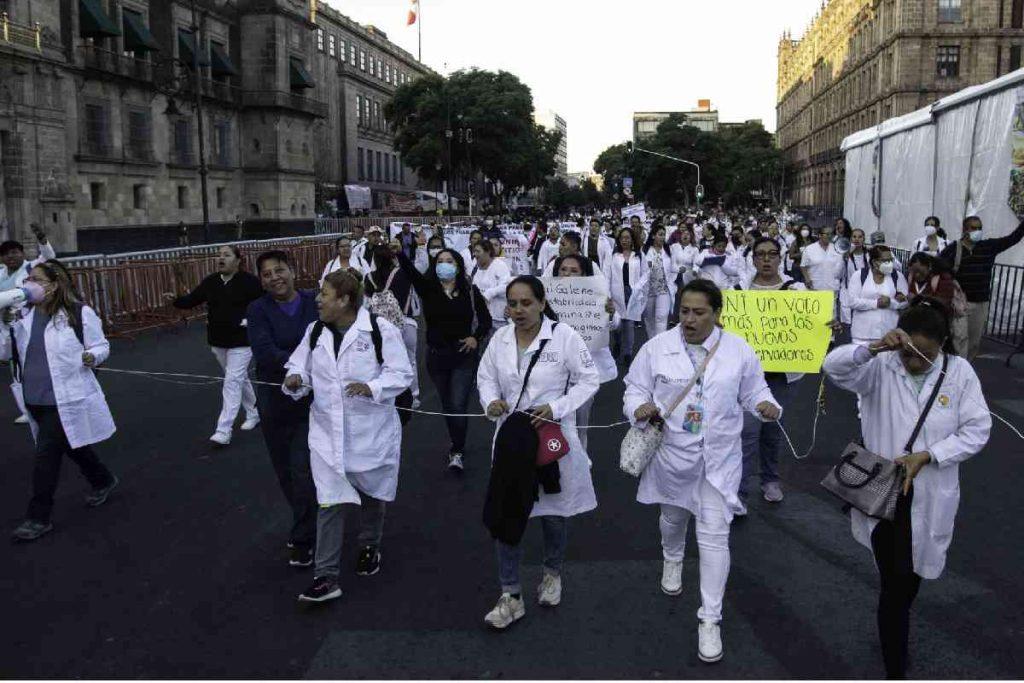 Trabajadores de la salud en CDMX denuncian que el IMSS Bienestar no respeta su antigüedad ni otras condiciones laborales
