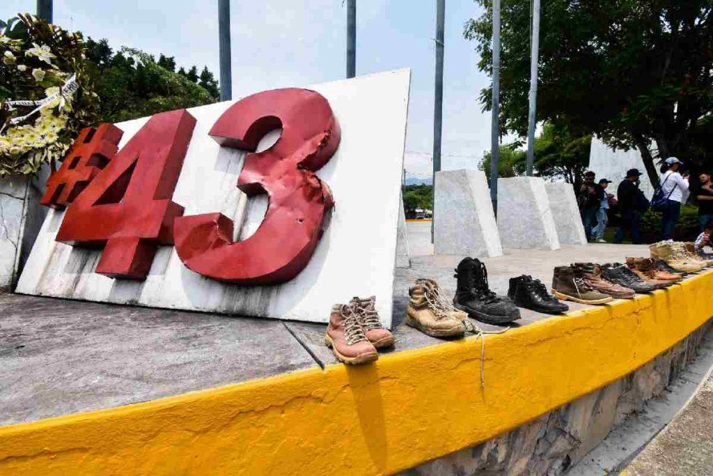 Miles de mensajes de texto confirman ayuda de autoridades al cártel en caso Ayotzinapa: NYT