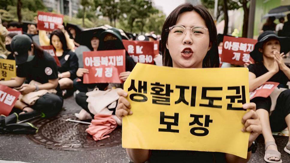 Tras un suicidio y semanas de protestas, Corea del Sur toma medidas para proteger a profesores de los padres