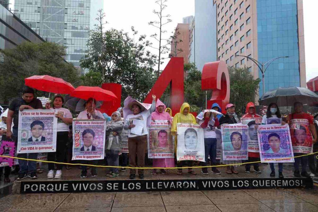 AMLO defiende a Sedena y promete dar expedientes sin testar a padres de los 43 normalistas desaparecidos de Ayotzinapa