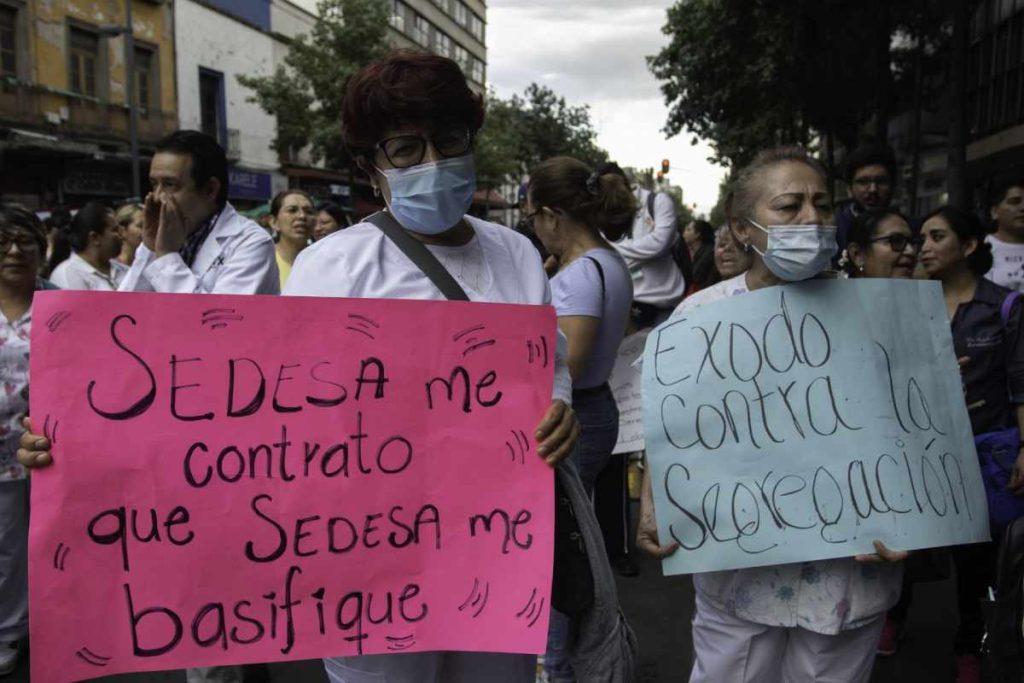Trabajadores de la salud de CDMX recién transferidos a IMSS Bienestar acusan falta de pago