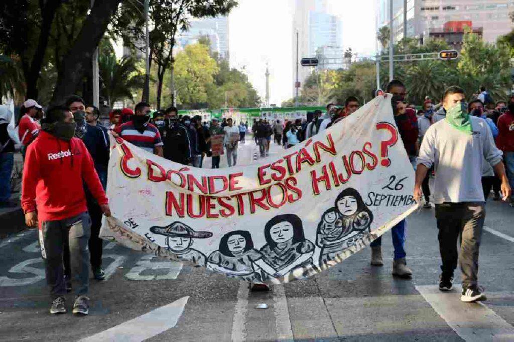 Nueve años de Ayotzinapa: familiares marchan y gritan frente a Palacio su desilusión con el gobierno de AMLO por “obstaculizar” investigación