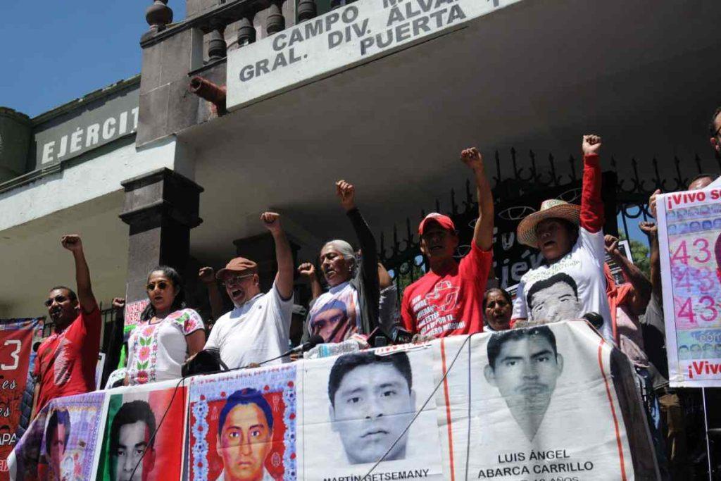 Padres de Ayotzinapa levantan plantón; advierten que volverán si el Ejército no entrega información