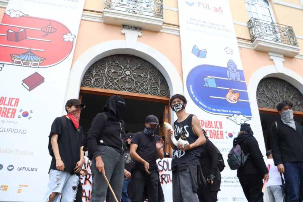 Suspenden clases en la UAEH tras protesta de estudiantes de artes; manifestantes no eran alumnos, asegura rector