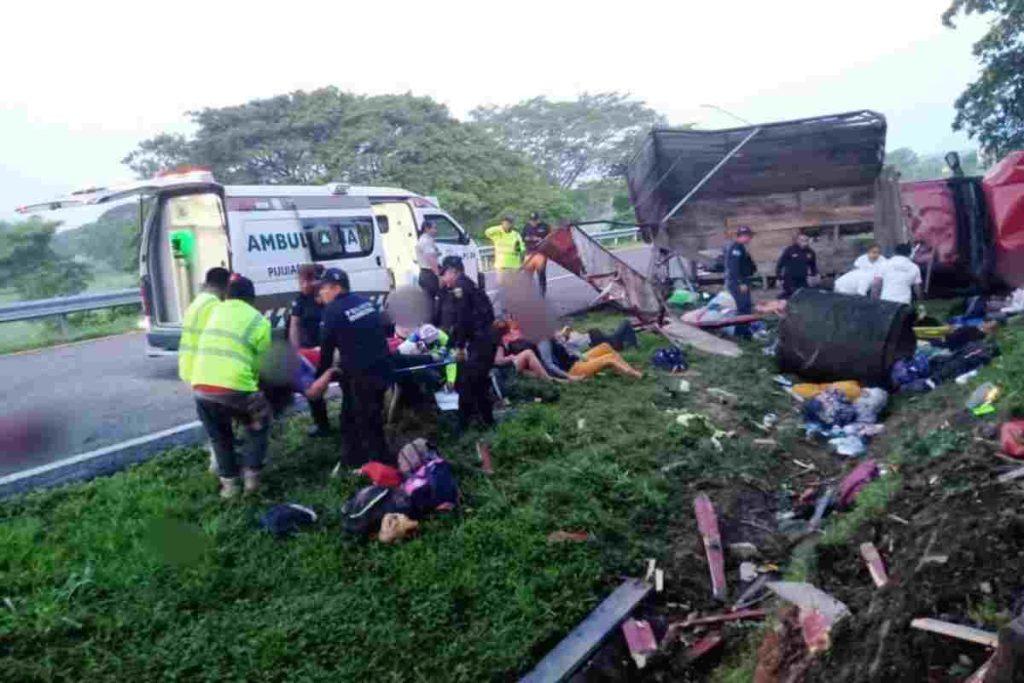 Camión que trasladaba a 27 migrantes cubanos vuelca en carretera de Chiapas; hay 10 muertos y 17 heridos