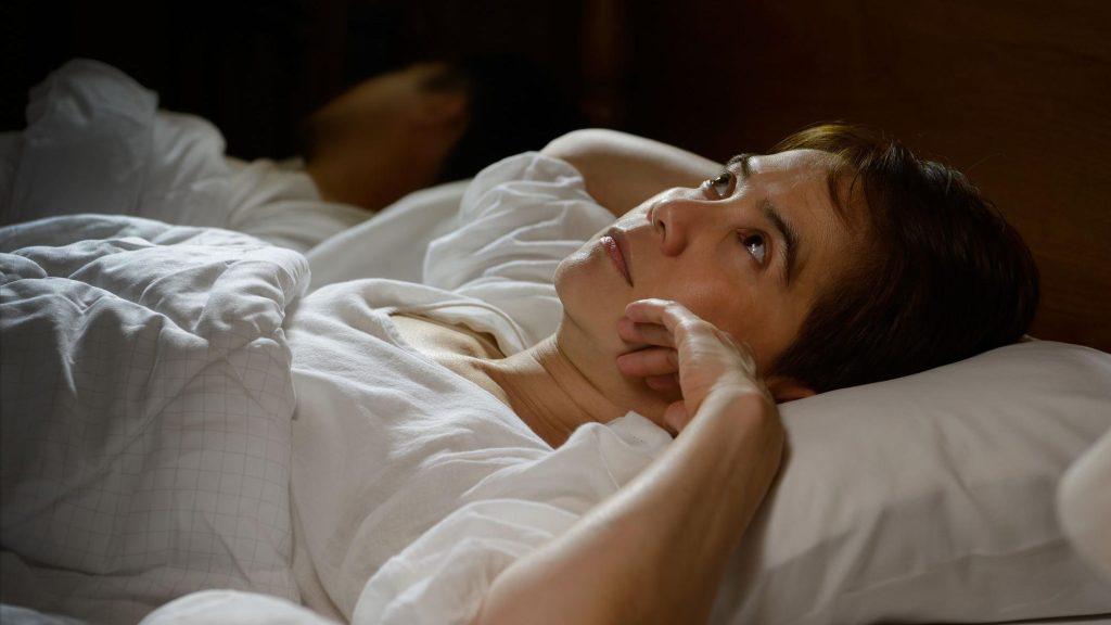 Deja de darle vueltas a charlas del pasado: Cómo lo que pensamos antes de dormir afecta la calidad del sueño