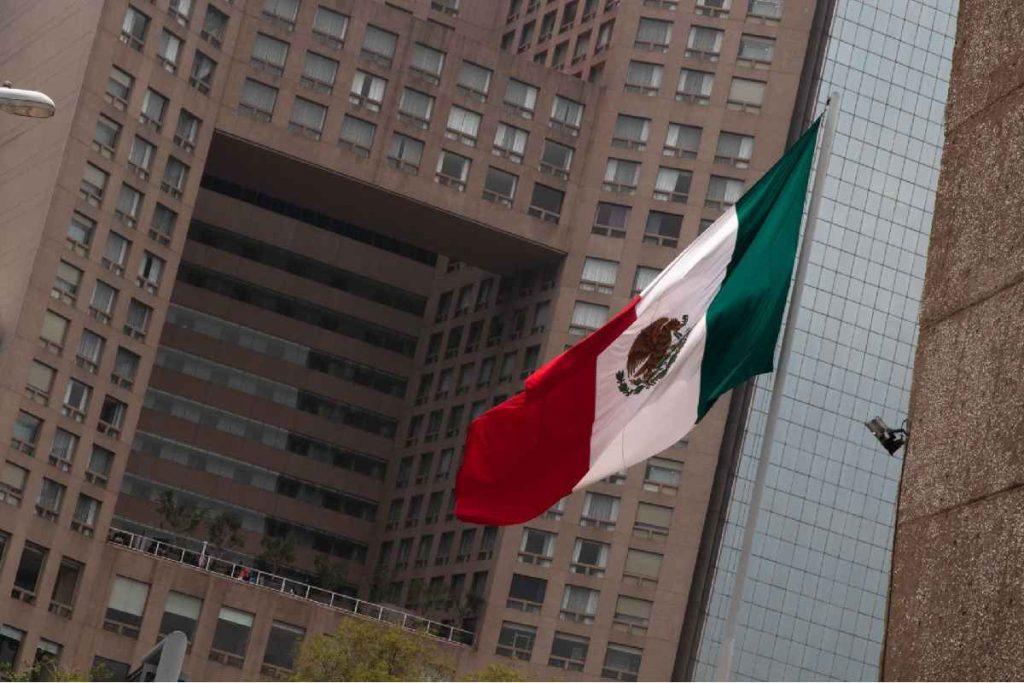 FMI prevé que PIB de México crezca 3.2% este año; economía mundial resiste, pero sigue debilitada