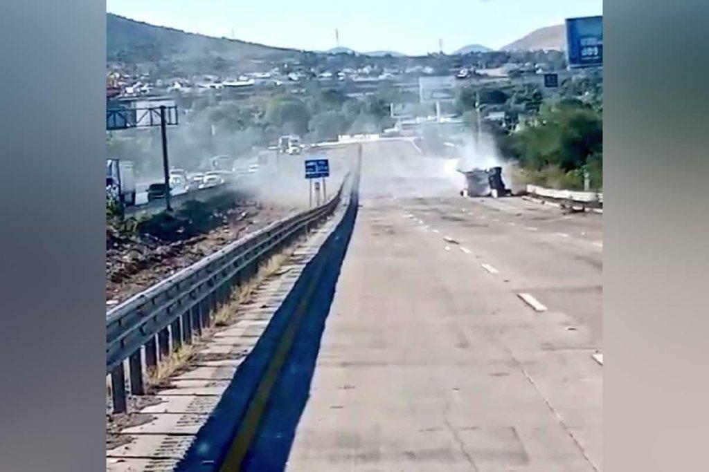 Vuelca pipa y cierran 15 horas la México-Querétaro; fila de autos alcanza los 53 kilómetros