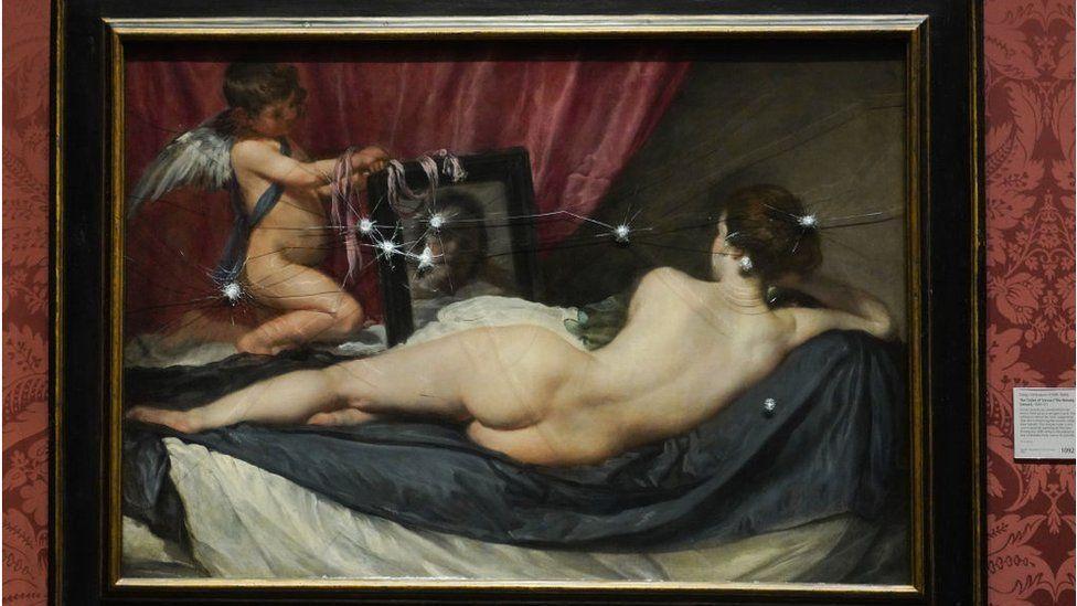 Activistas dan martillazos a ‘La Venus del Espejo’ de Velázquez