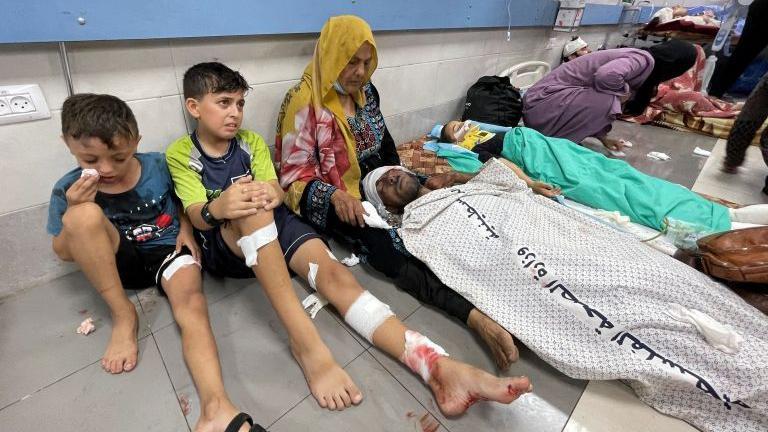 6 claves sobre la crítica situación del hospital Al Shifa, el más grande de Gaza y que "se está convirtiendo en un cementerio", según la OMS