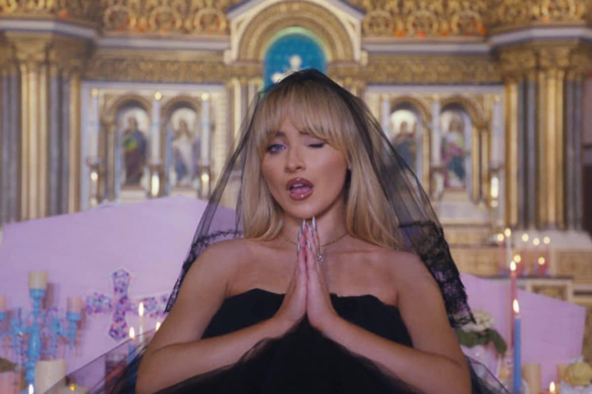 Castigan a padre de iglesia por dejar que Sabrina Carpenter grabara un video