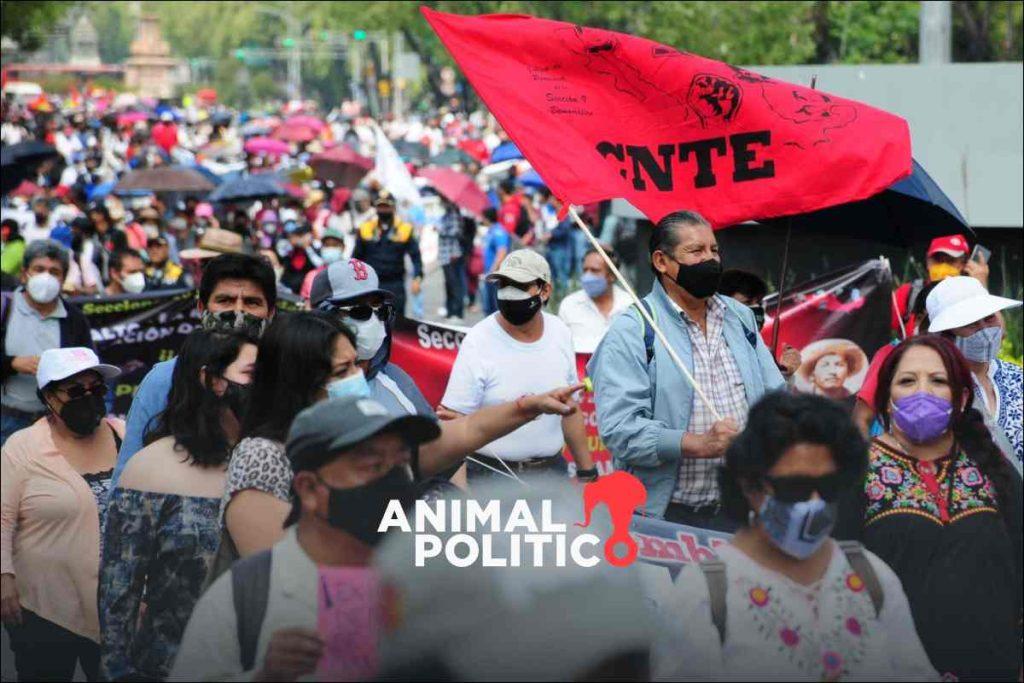 Maestros de la CNTE suspenden clases y marchan en CDMX para exigir aumento salarial