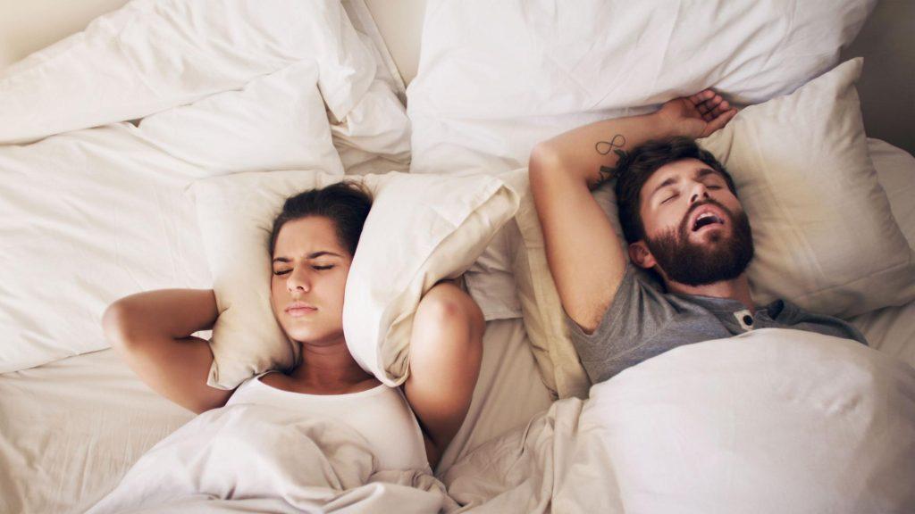 Qué es el ‘sleep divorce’: los beneficios de las parejas que duermen separadas
