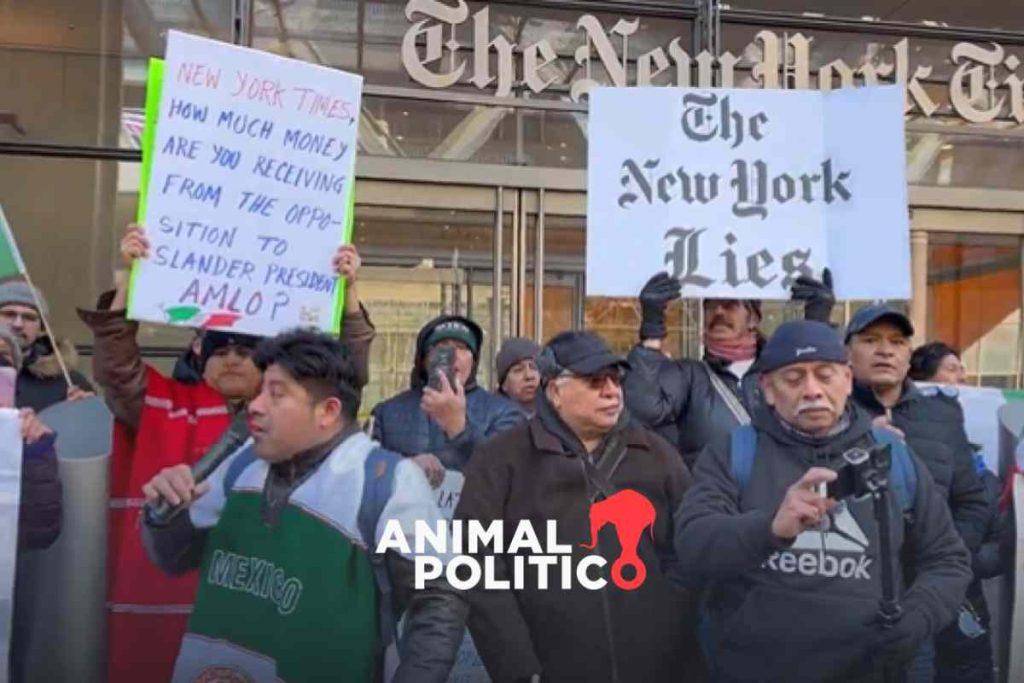 Migrantes simpatizantes de AMLO en EU protestan afuera del The New York Times; acusan al diario de calumniar al mandatario