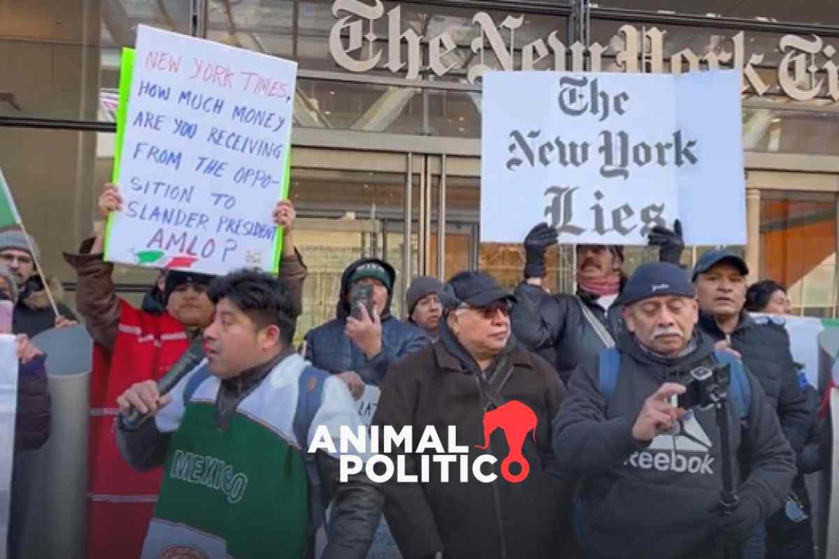 migrantes-amlo-protestan-afuera-new-york-times