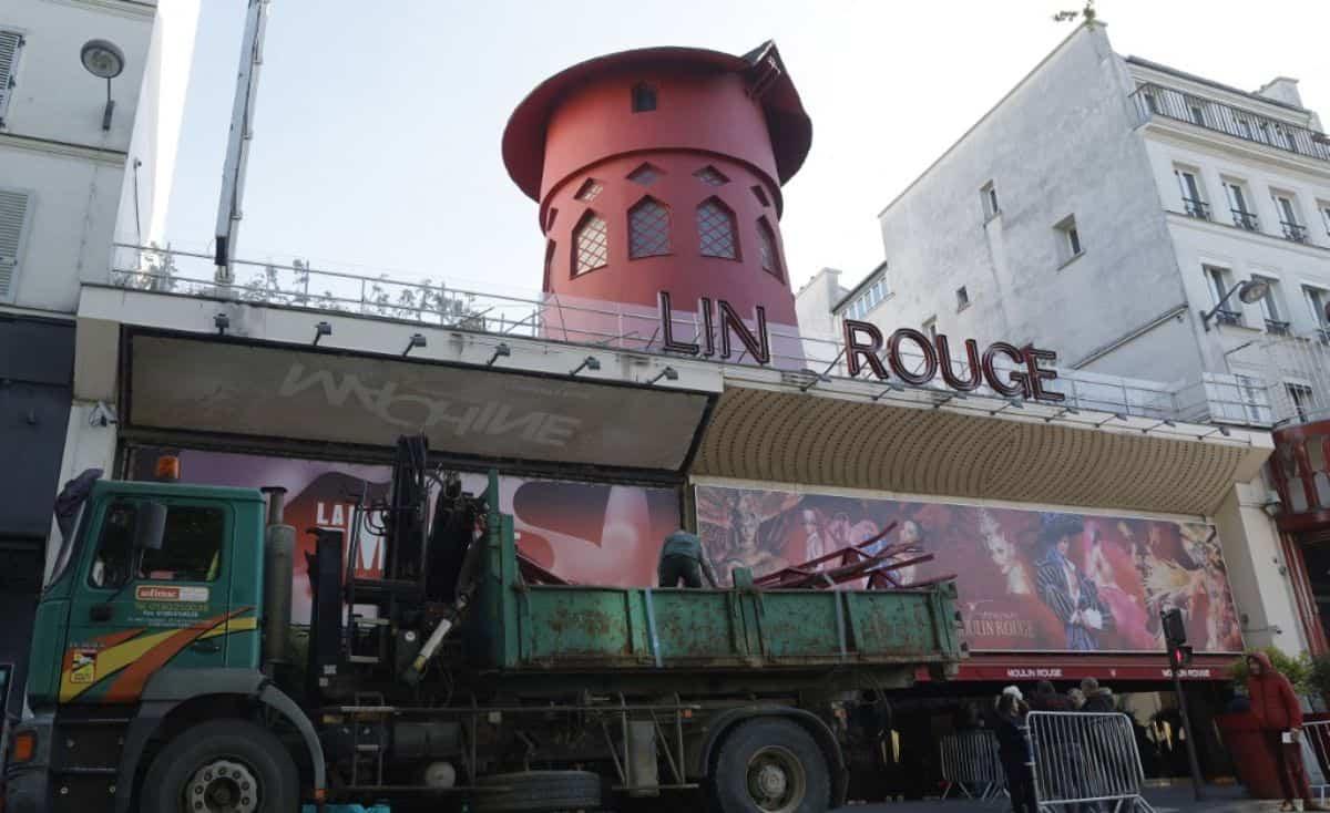 Se desploman las aspas del icónico Moulin Rouge en París