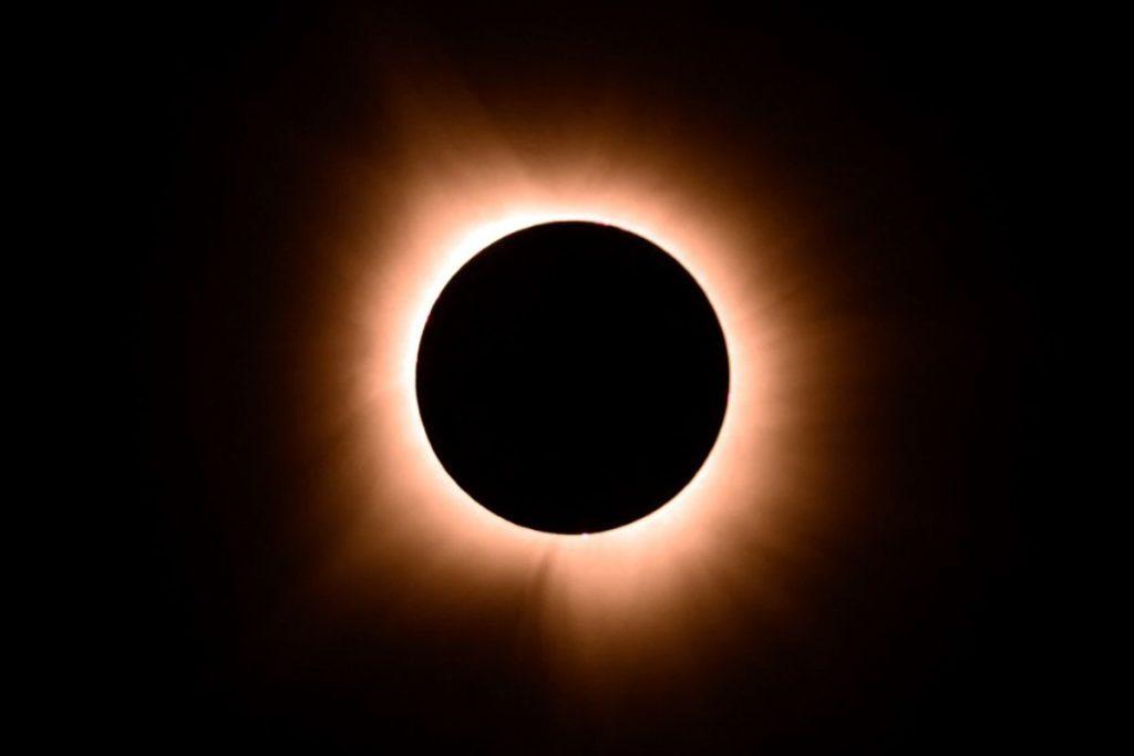 FOTOS: las impactantes imágenes del eclipse solar total en México y EE.UU