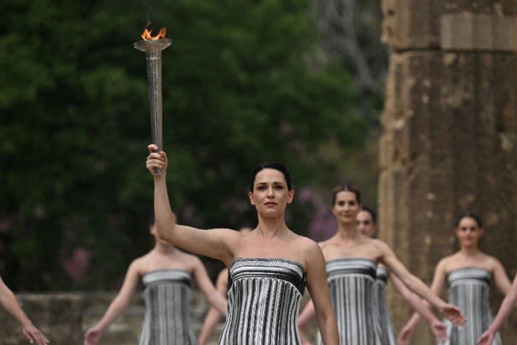 Encienden la llama olímpica de París 2024 en Olimpia e inicia su relevo