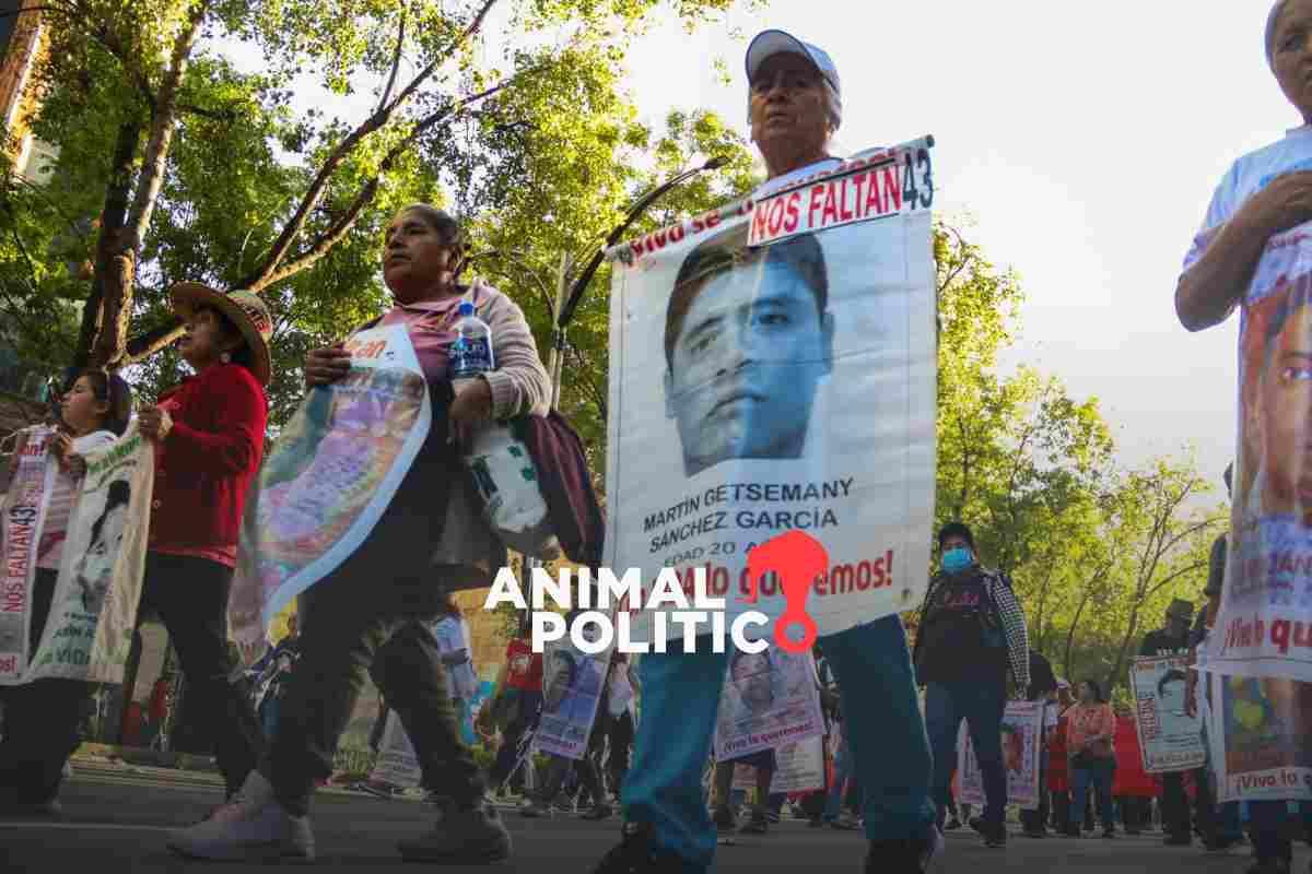 Padres de normalistas de Ayotzinapa marchan en CDMX, instalan plantón en el Zócalo