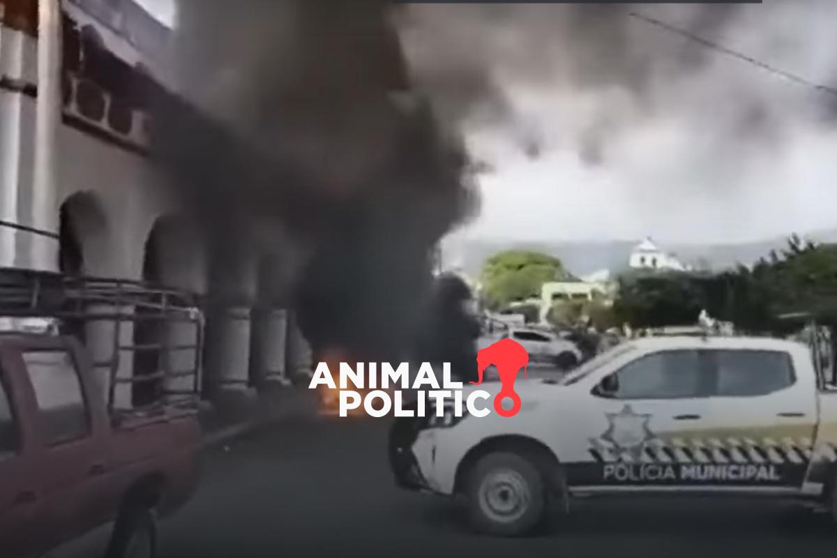 Habitantes de Chiapa de Corzo, Chiapas, prenden fuego frente al edificio de la alcaldía