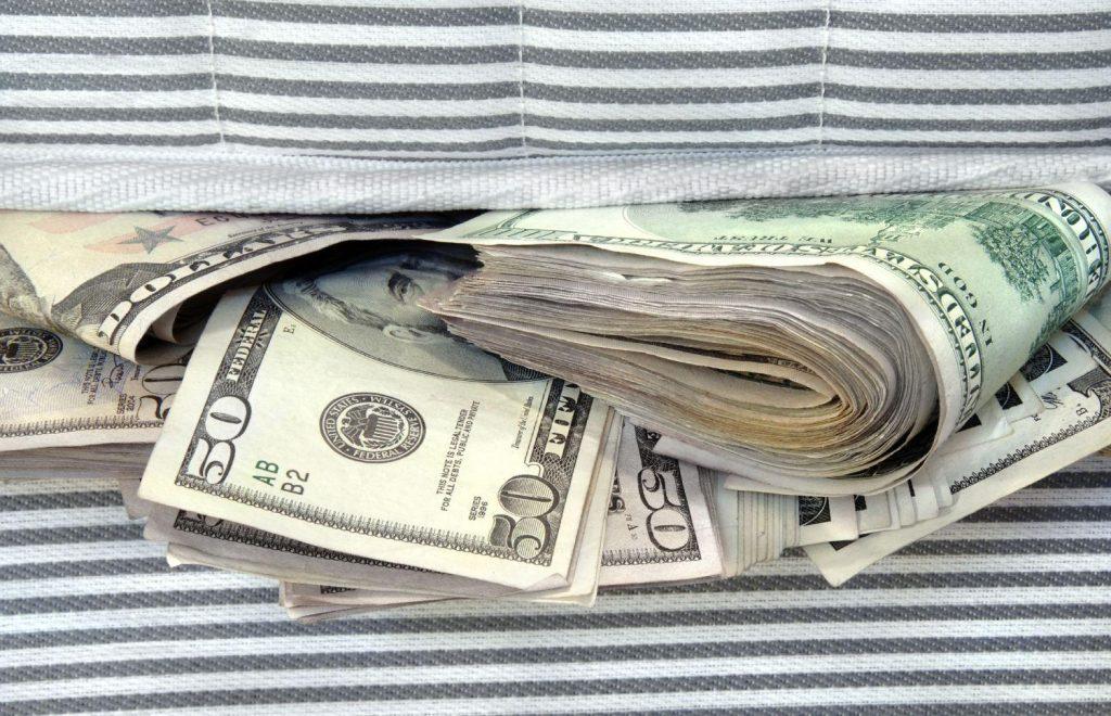 Qué son los dólares “bajo el colchón” que Javier Milei quiere utilizar para incentivar la economía de Argentina