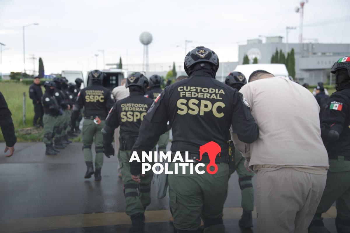 Los 26 presuntos narcotraficantes entregados a EU operaban cárteles desde la cárcel, asegura García Harfuch