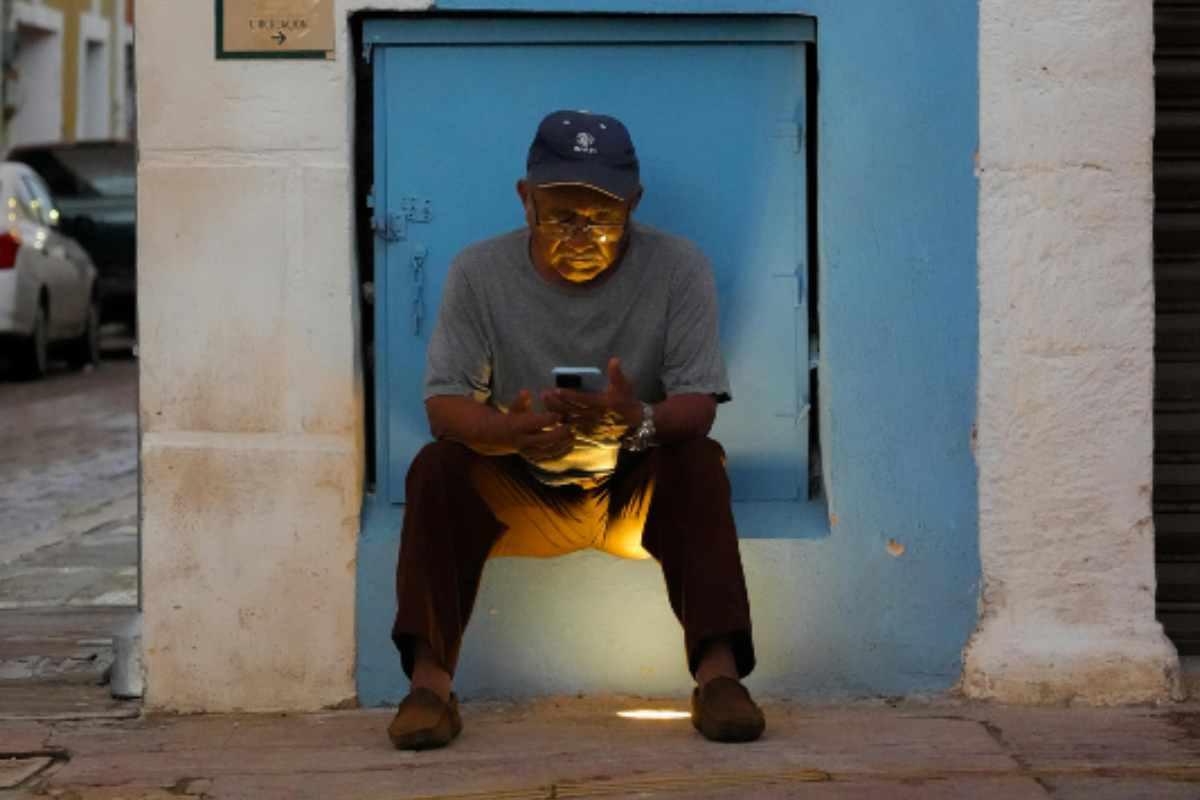 ¿Pasas mucho tiempo en tu celular? Checa esta estrategias para reducir el tiempo en pantalla
